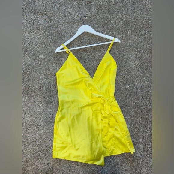 Wrapped yellow romper - Picture 2 of 4